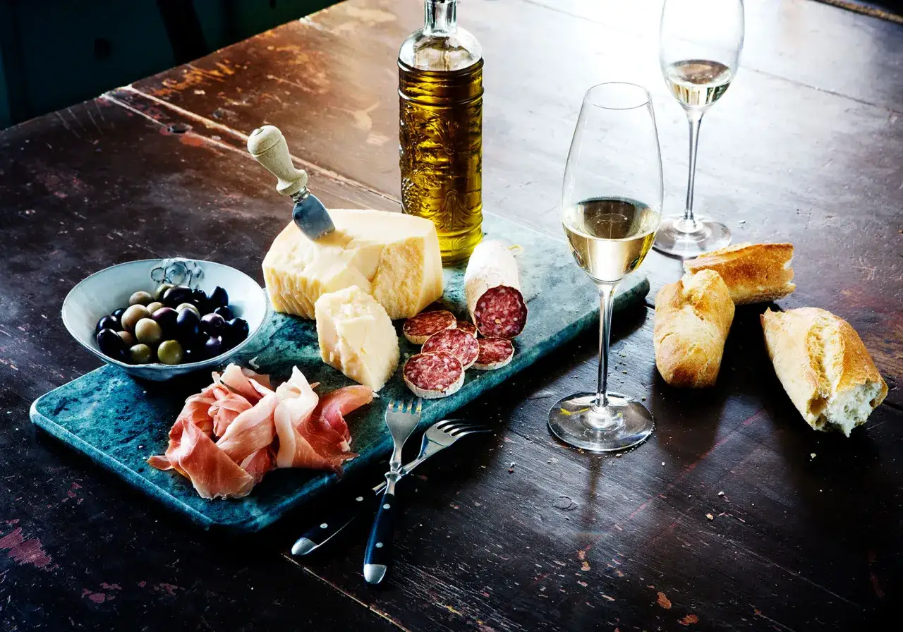 En h&auml;rlig italiensk buff&eacute; med ost, salami, skinka, oliver och br&ouml;d. Perfekt att njuta av till ett glas vitt vin.