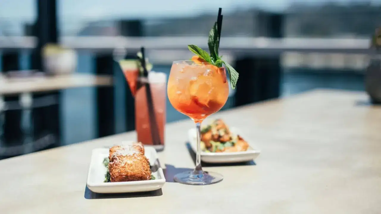 Orzeźwiający Aperol Spritz z miętą i pomarańczą, idealny do przekąsek. Zastanawiasz się, jakie prosecco do Aperola? To właśnie ono!