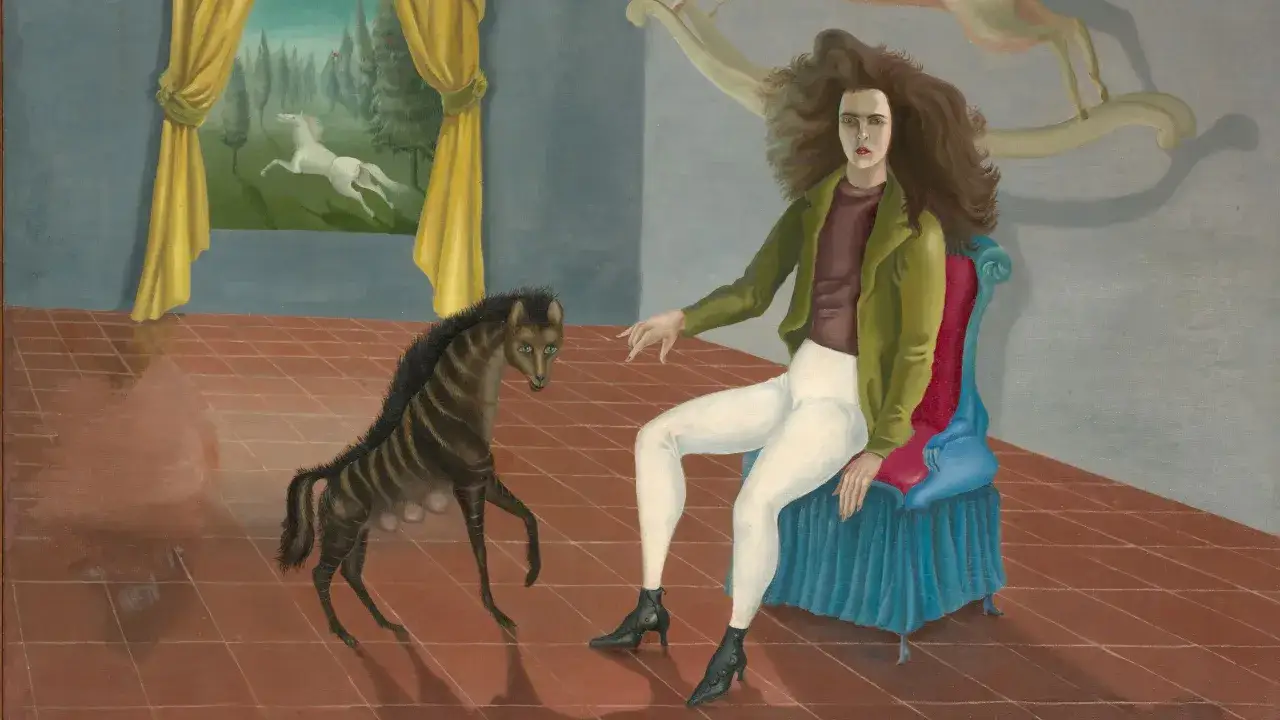 Kobieta z rozwianymi włosami i zwierzę przypominające hienę, w tle biały koń w krajobrazie. Obraz w stylu surrealizm.
