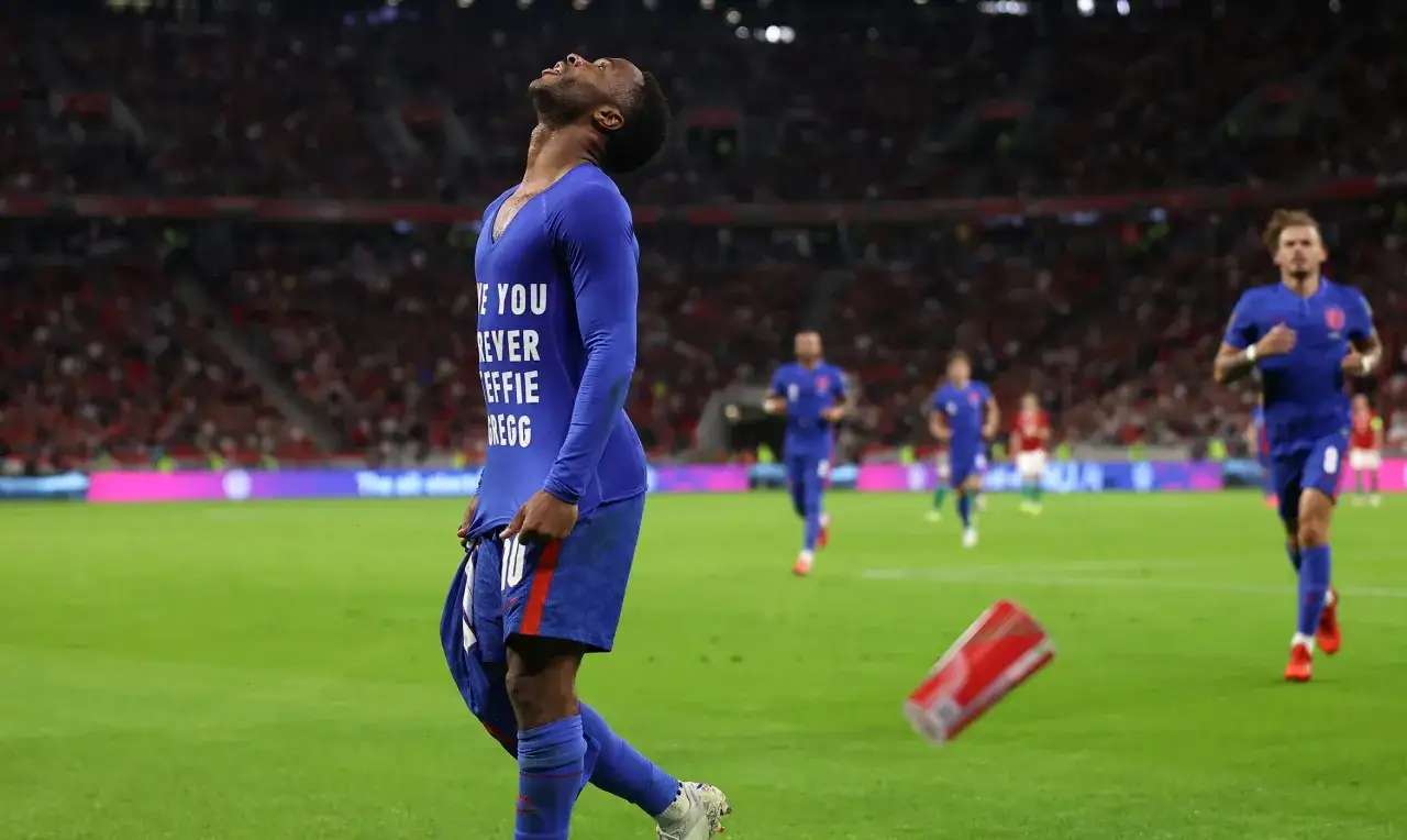 Raheem Sterling w niebieskiej koszulce z napisem