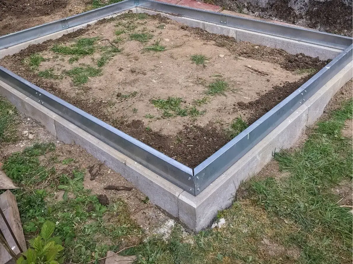 Fundament pod szklarnię z bloczków betonowych i metalowych profili. Solidna podstawa, z której zrobić fundament pod szklarnię.