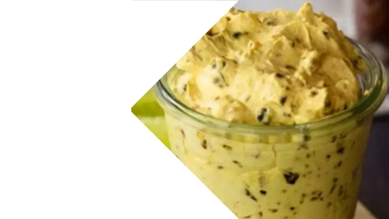 Cremiger Dattel-Dip mit dunklen Stückchen in einem Glas. Perfekt zum Dippen!