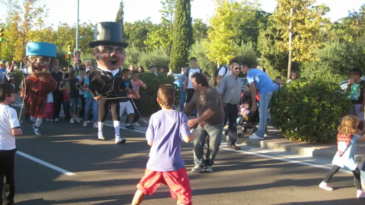 Gigantes y cabezudos desfilan en las fiestas Arcosur, animando a la multitud. Niños y adultos disfrutan del ambiente festivo.