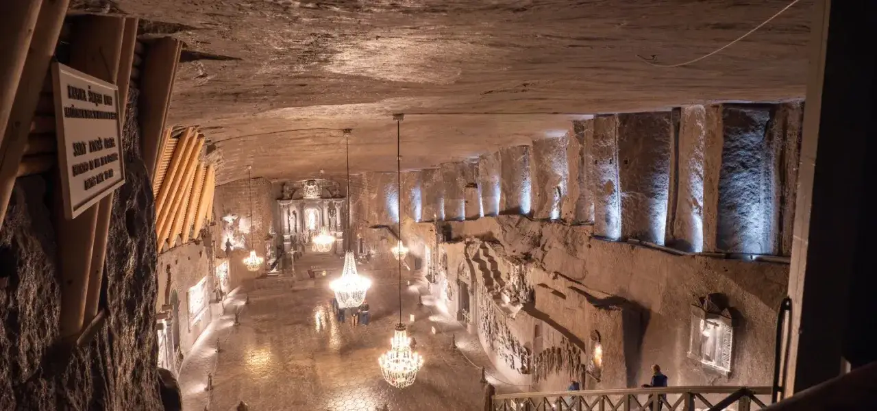 Podziemna kaplica w kopalni soli w Wieliczce, jedna z głównych atrakcji okolic Krakowa. Kryształowe żyrandole oświetlają solne rzeźby.