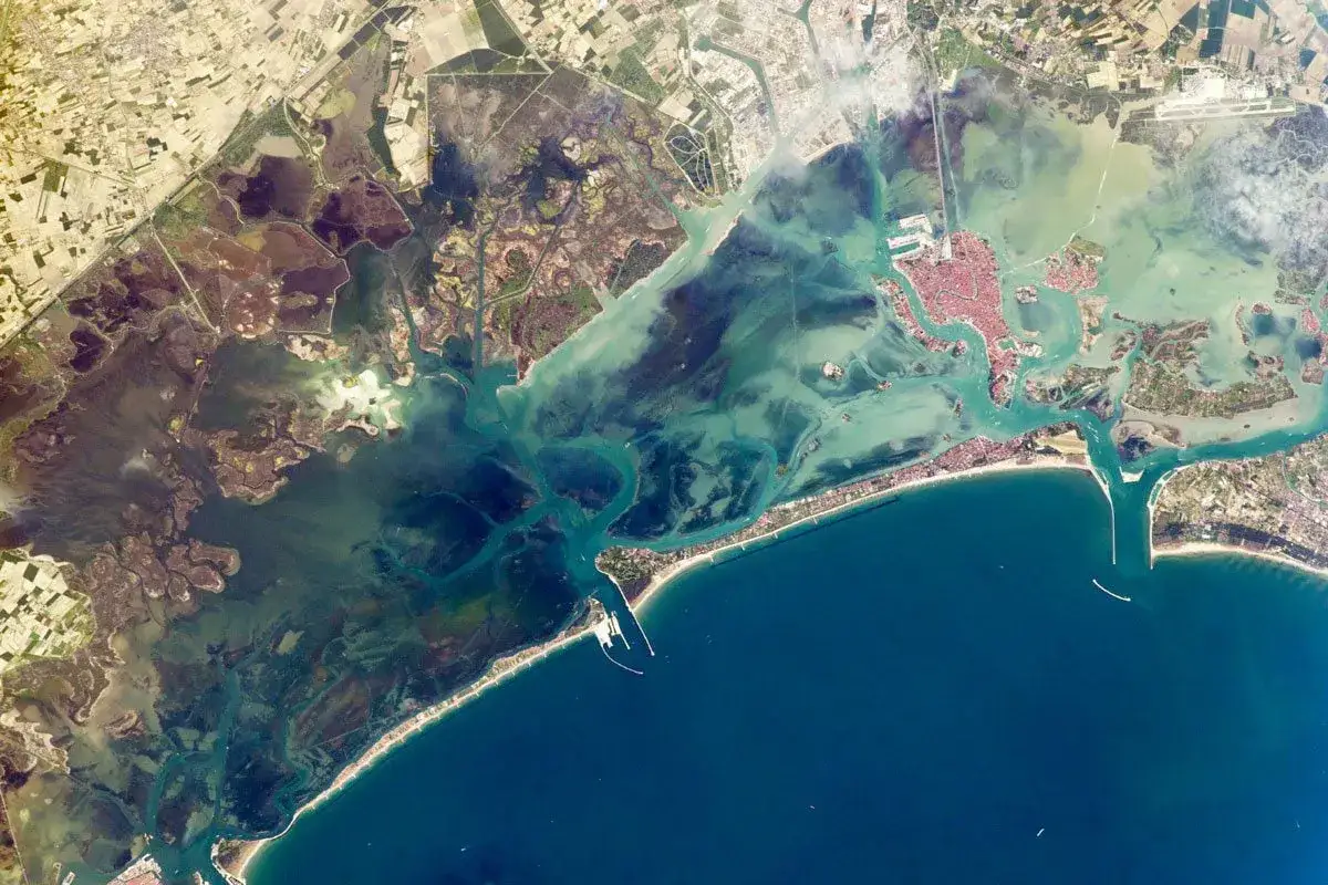 Vista aerea della laguna di Venezia, una **città lagunare** unica al mondo, con i suoi canali, isole e il mare Adriatico.