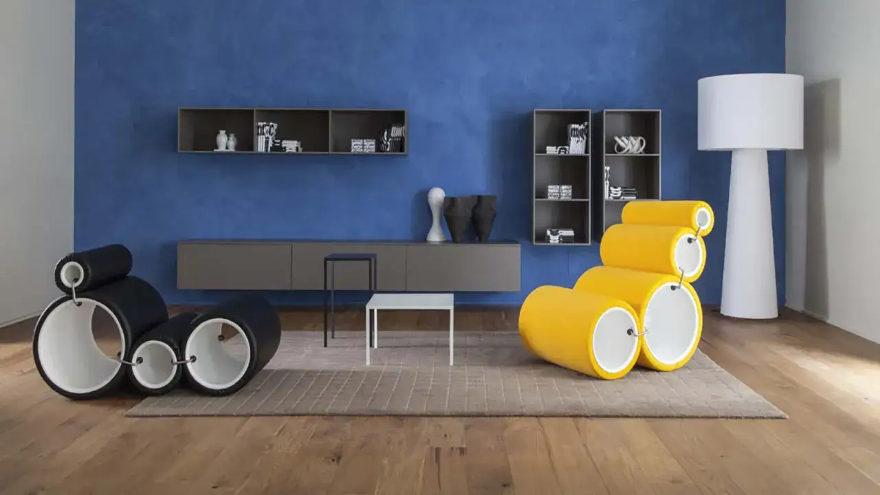 Soggiorno con iconico arredamento anni '60 italiano: poltrone a tubo nere e gialle, mobili sospesi e lampada a stelo.