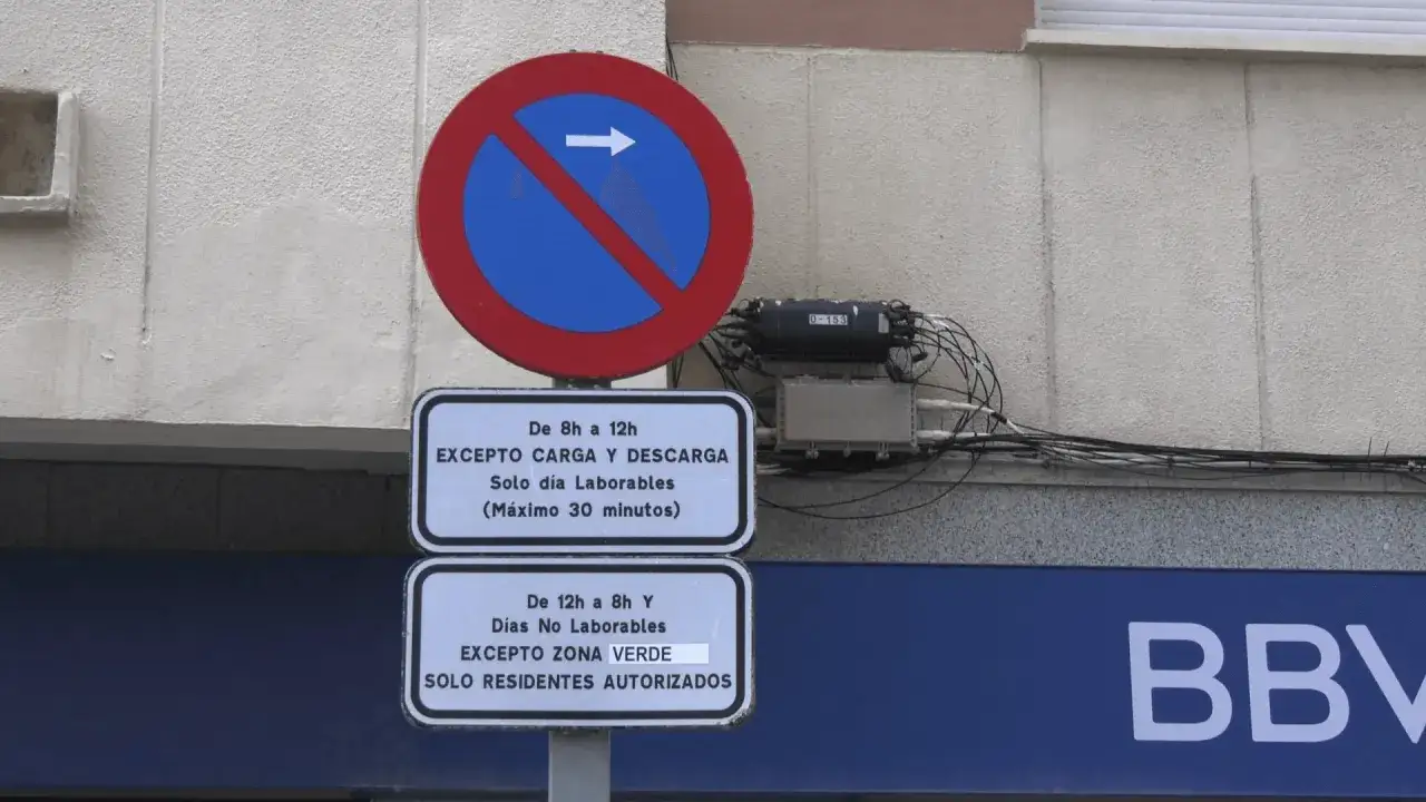 Se&ntilde;al de prohibido estacionar con excepciones para carga y descarga. Evita una multa por carga y descarga si respetas los horarios y d&iacute;as indicados.