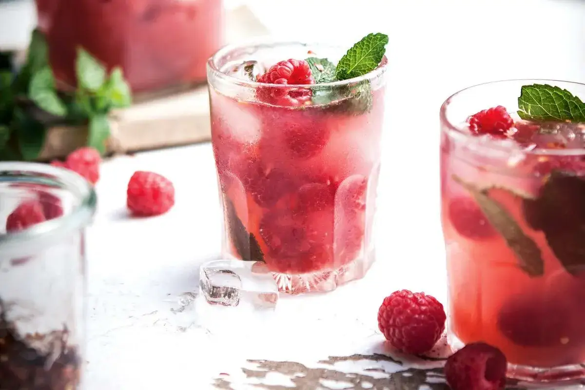 Orzeźwiające drinki z martini rosato z malinami i miętą, idealne na letnie popołudnie.