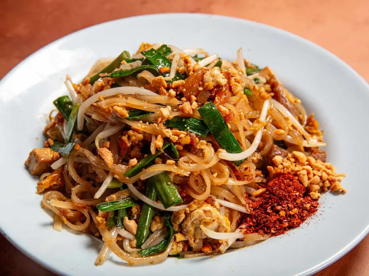En portion pad thai med nudlar, böngroddar, jordnötter och chili.