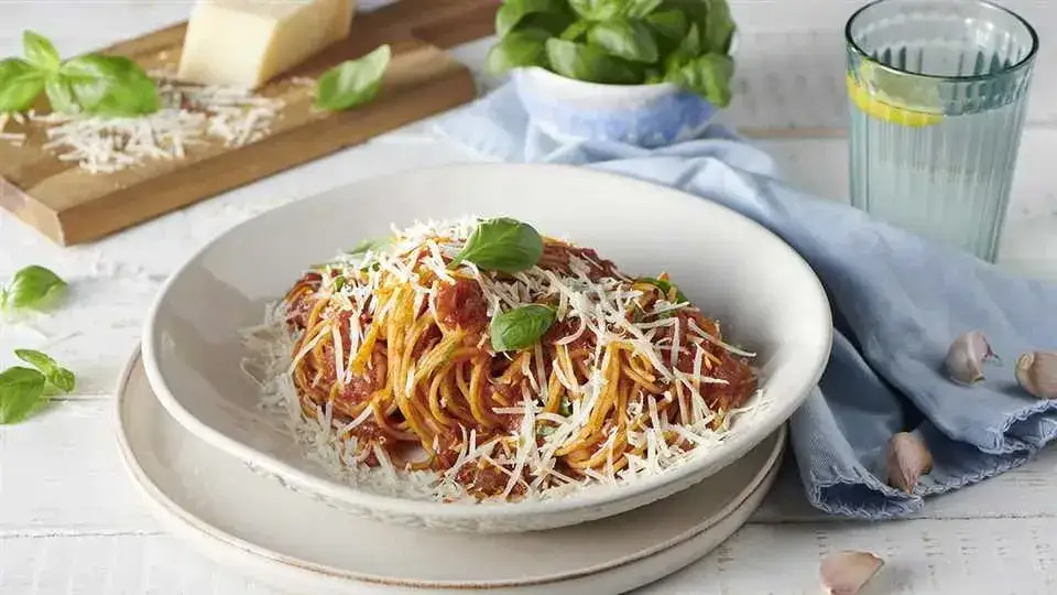 Gotowe spaghetti neapolitana z bazylią i parmezanem