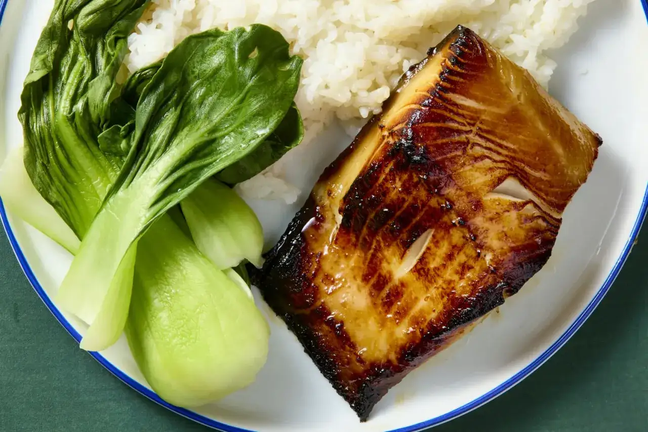Ein glasiertes Stück schwarzer Heilbutt, serviert mit Reis und Bok Choy. Ein gesundes und köstliches Gericht.