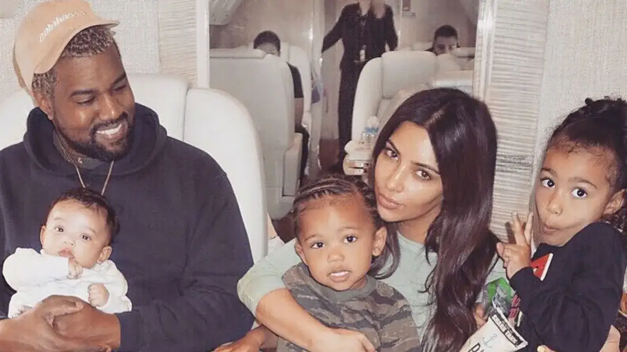 Kanye West z dziećmi, w tym z malutkim Psalm West, na pokładzie samolotu.