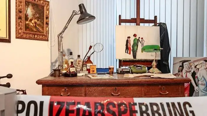 Konrad Kujau in seinem Atelier mit Gem&auml;lden