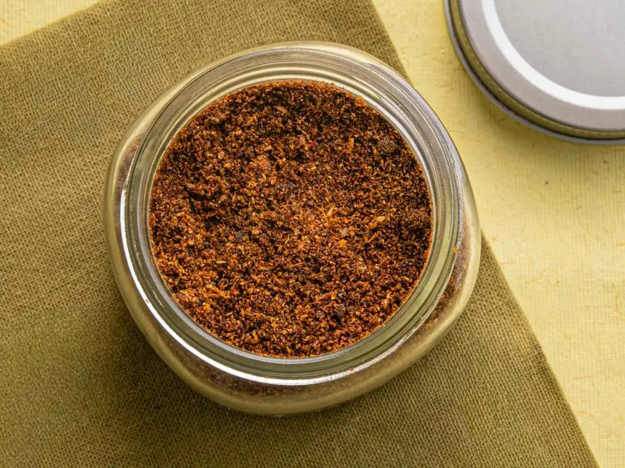 Słoik pełen aromatycznego garam masala, gotowy do dodania smaku potrawom.