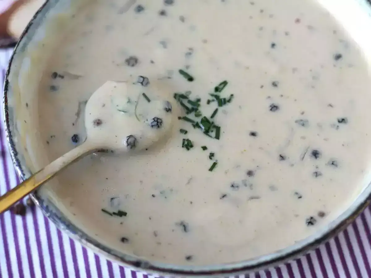 Cremige Pfeffersauce mit ganzen Pfefferkörnern und Schnittlauch, perfekt für ein Steak. Dieses Pfeffersauce Rezept ist ein Klassiker.