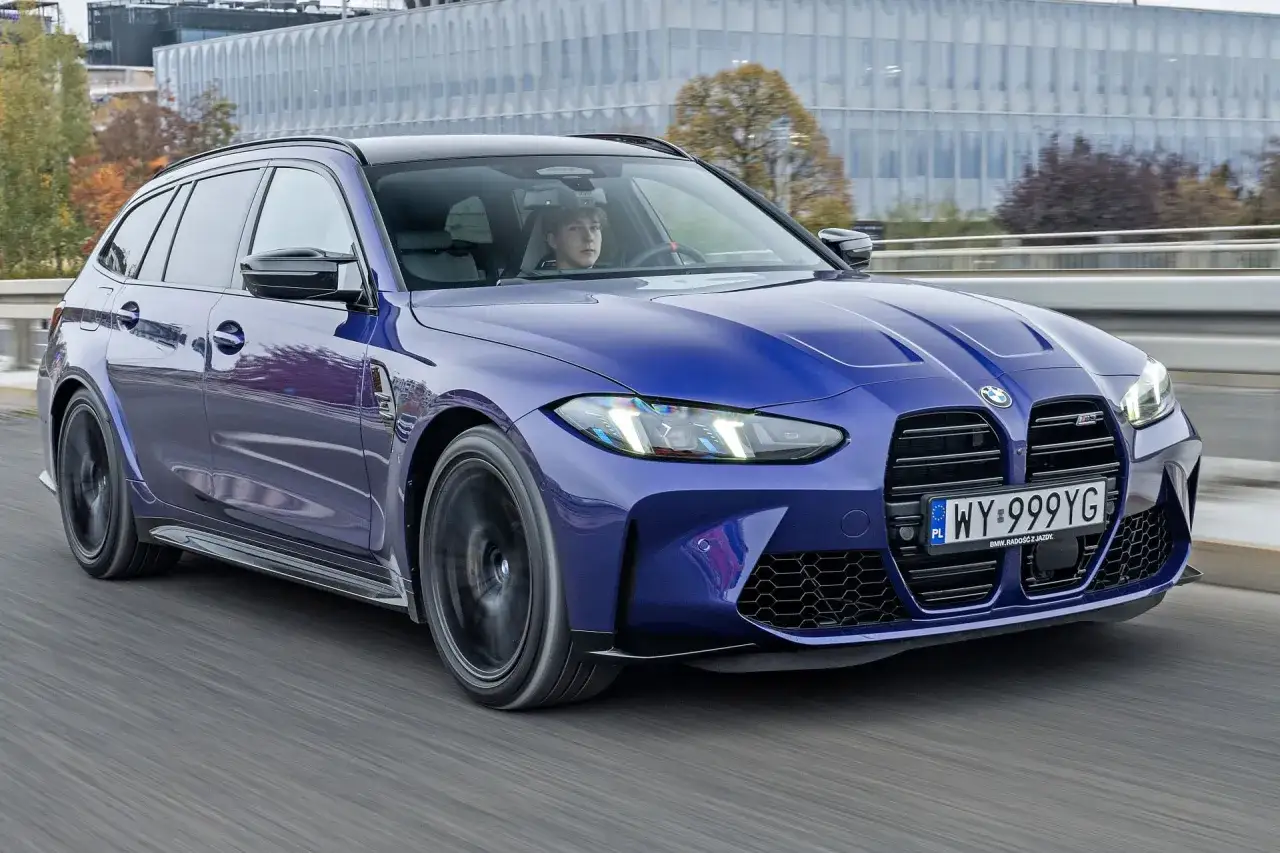 Niebieskie BMW M3 kombi w ruchu ulicznym. Sprawdź aktualną bmw m3 cena i możliwości tego sportowego auta.