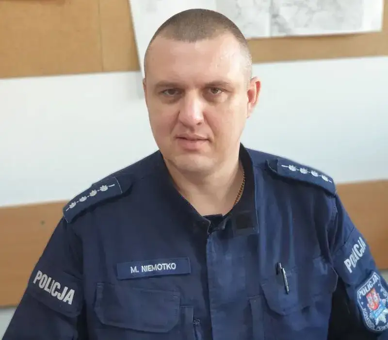 Policjant aspirant w mundurze