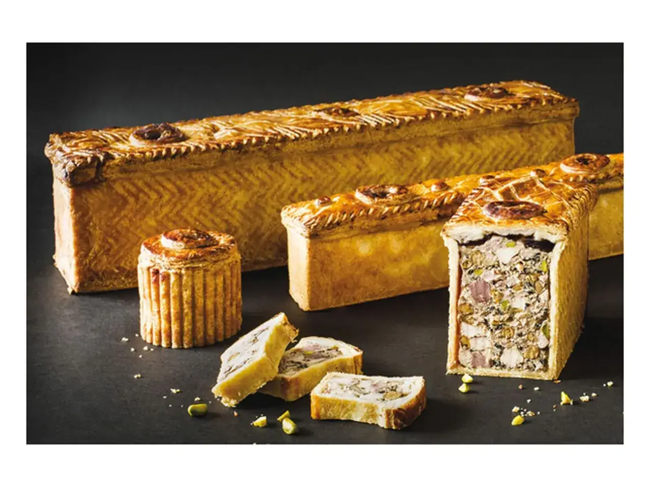 Plusieurs p&acirc;t&eacute;s en cro&ucirc;te, dont un coup&eacute;, r&eacute;v&egrave;lent une garniture riche. Une recette de p&acirc;t&eacute; en cro&ucirc;te qui donne envie.
