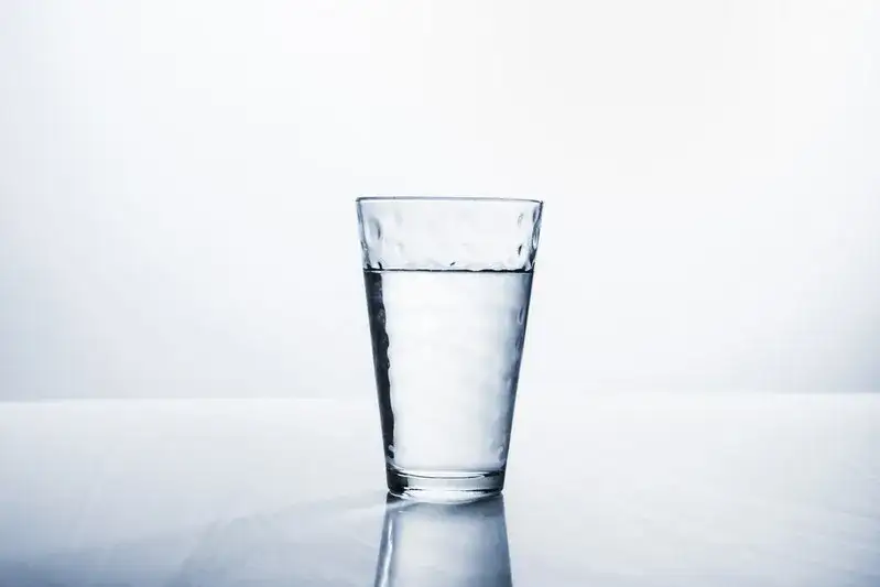 Szklanka wody na tle sprzętu medycznego