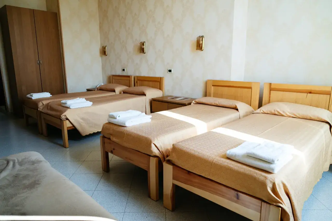Pokój z kilkoma łóżkami, idealny na noclegi. Siostry Elżbietanki w Rzymie oferują proste, czyste pokoje. Sprawdź ceny noclegów.