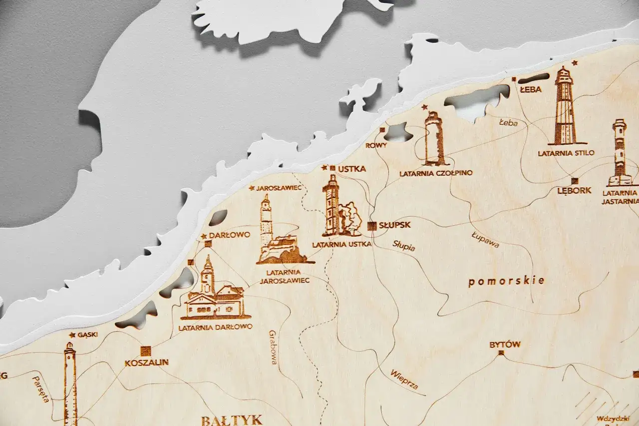 Drewniana mapa Pomorza z zaznaczonymi latarniami morskimi: Darłowo, Jarosławiec, Ustka, Czołpino, Stilo, Jastarnia.