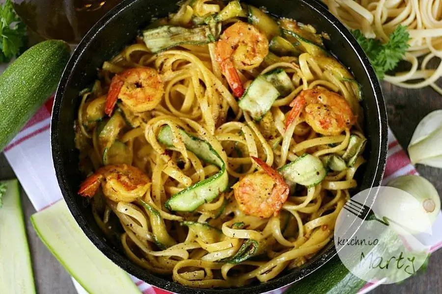 spaghetti z cukinią i krewetkami