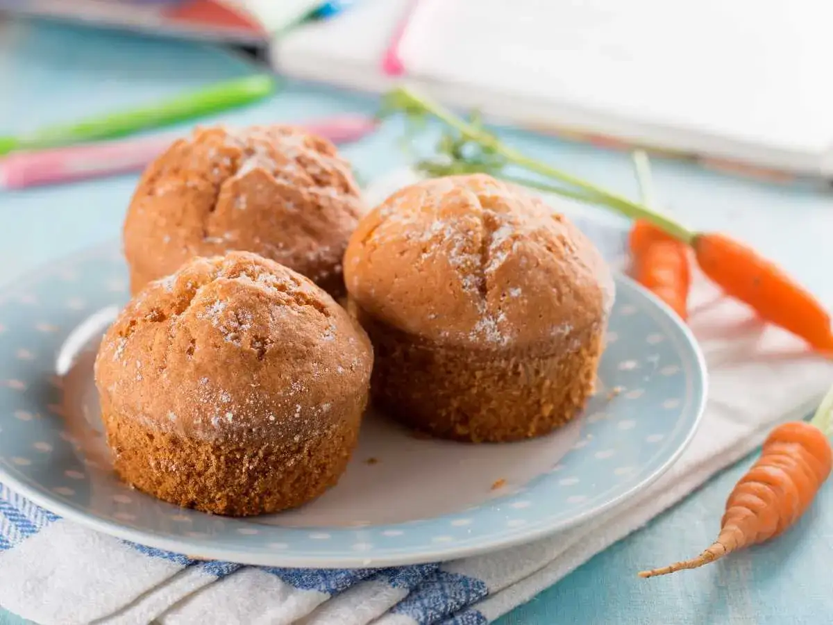 Deliciosas magdalenas de zanahoria, reci&eacute;n horneadas y espolvoreadas con az&uacute;car glas. Perfectas para un tentempi&eacute; saludable.