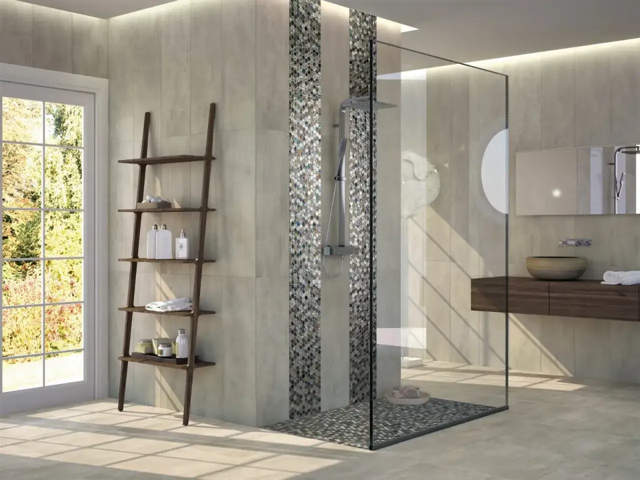 Une douche à l'italienne moderne avec paroi en verre, robinetterie chromée et mosaïque colorée. Étagère en bois à gauche.
