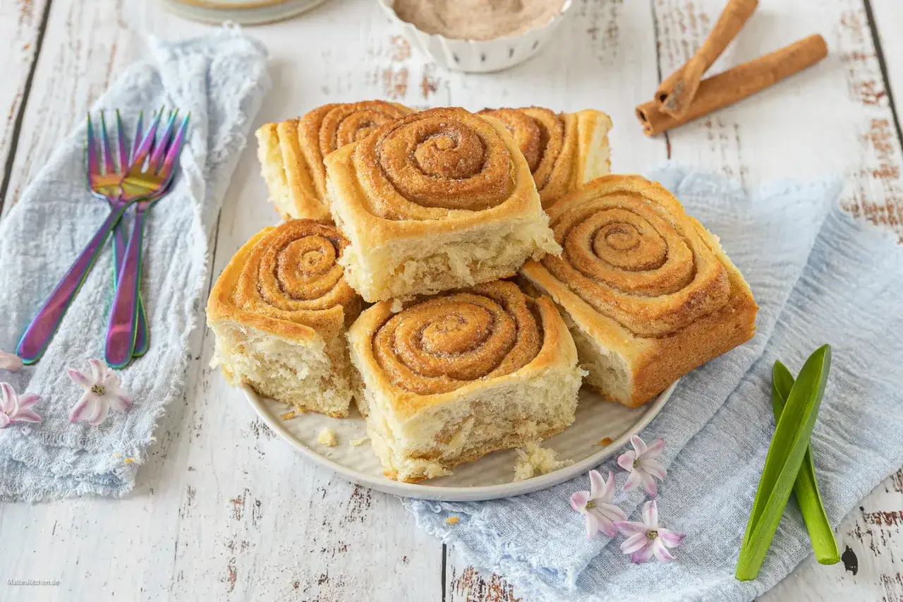 Saftige Zimtschnecken, frisch gebacken und bereit zum Genießen. Ein unwiderstehliches Zimtschnecken Rezept für süße Momente.
