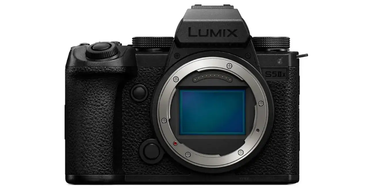 Un appareil photo hybride Lumix S5IIx noir, compact et moderne, prêt à capturer vos meilleurs moments.