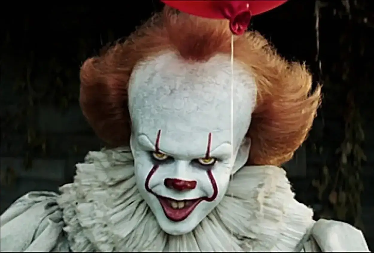 Bienvenue à Derry ! Pennywise, le clown terrifiant, vous attend avec son ballon rouge. Un guide des épisodes pour les plus courageux.