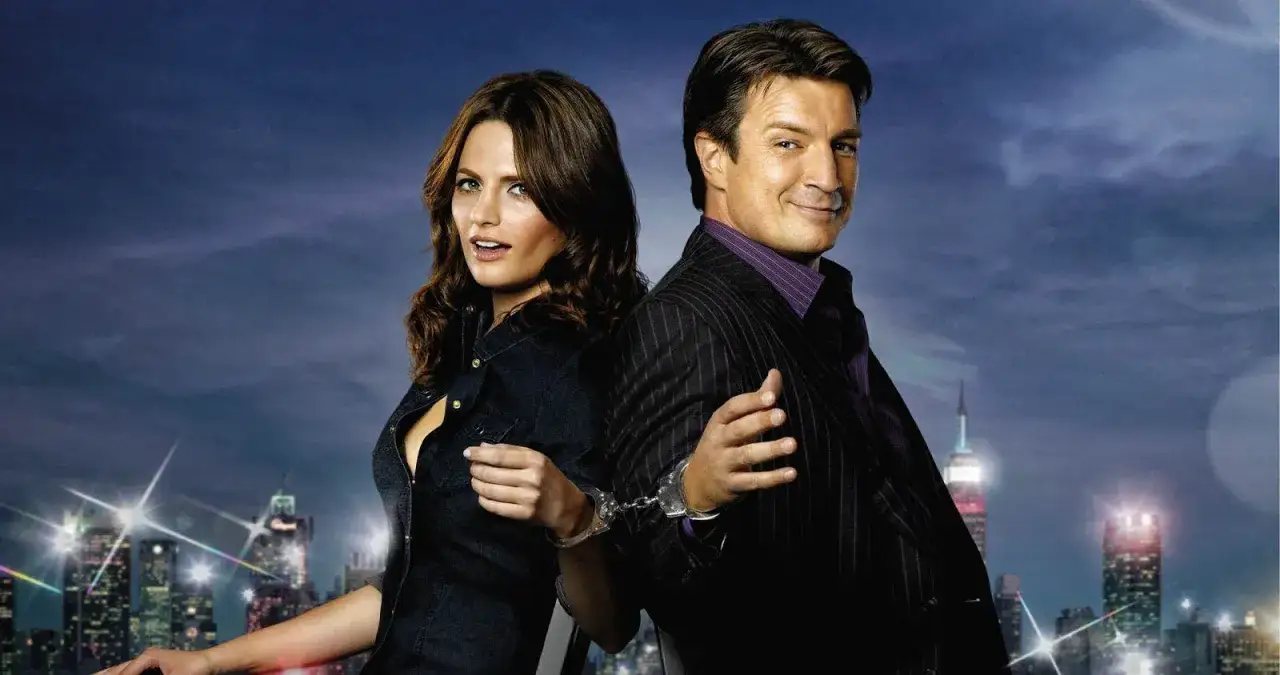 Die besetzung von Castle, Nathan Fillion und Stana Katic, sind mit Handschellen aneinander gefesselt, vor einer n&auml;chtlichen Skyline.