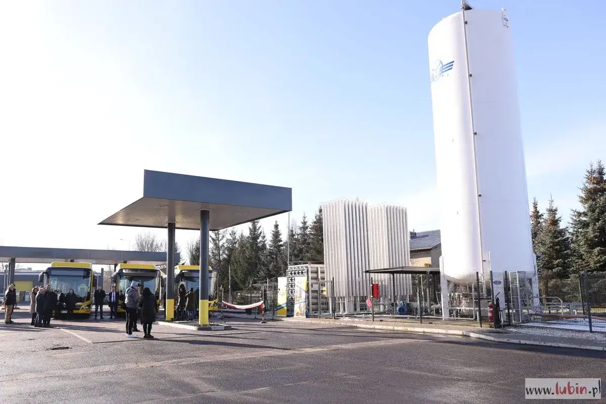 Stacja tankowania autobusów na gaz ziemny (CNG). Widać żółte autobusy, dystrybutory i duży zbiornik.