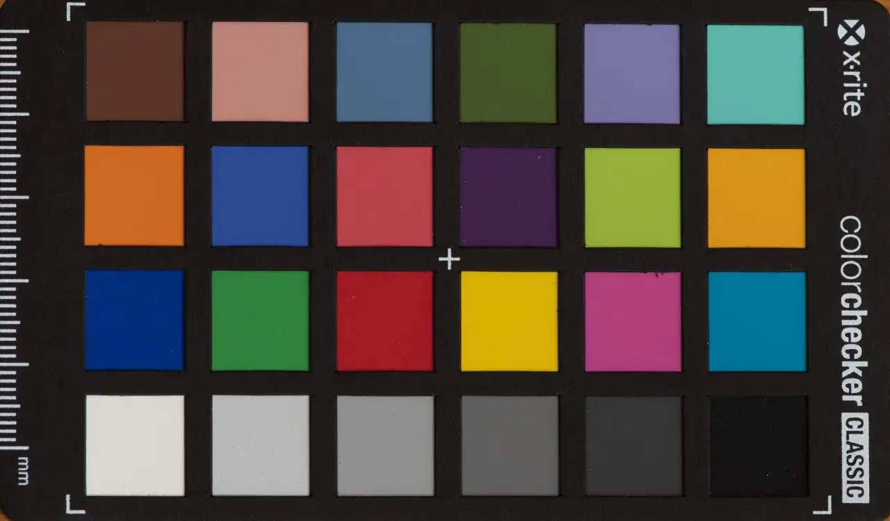 Kolorowe kwadraty na karcie X-Rite ColorChecker Classic pomagają ustawić balans bieli w aparacie, zapewniając wierne odwzorowanie barw.