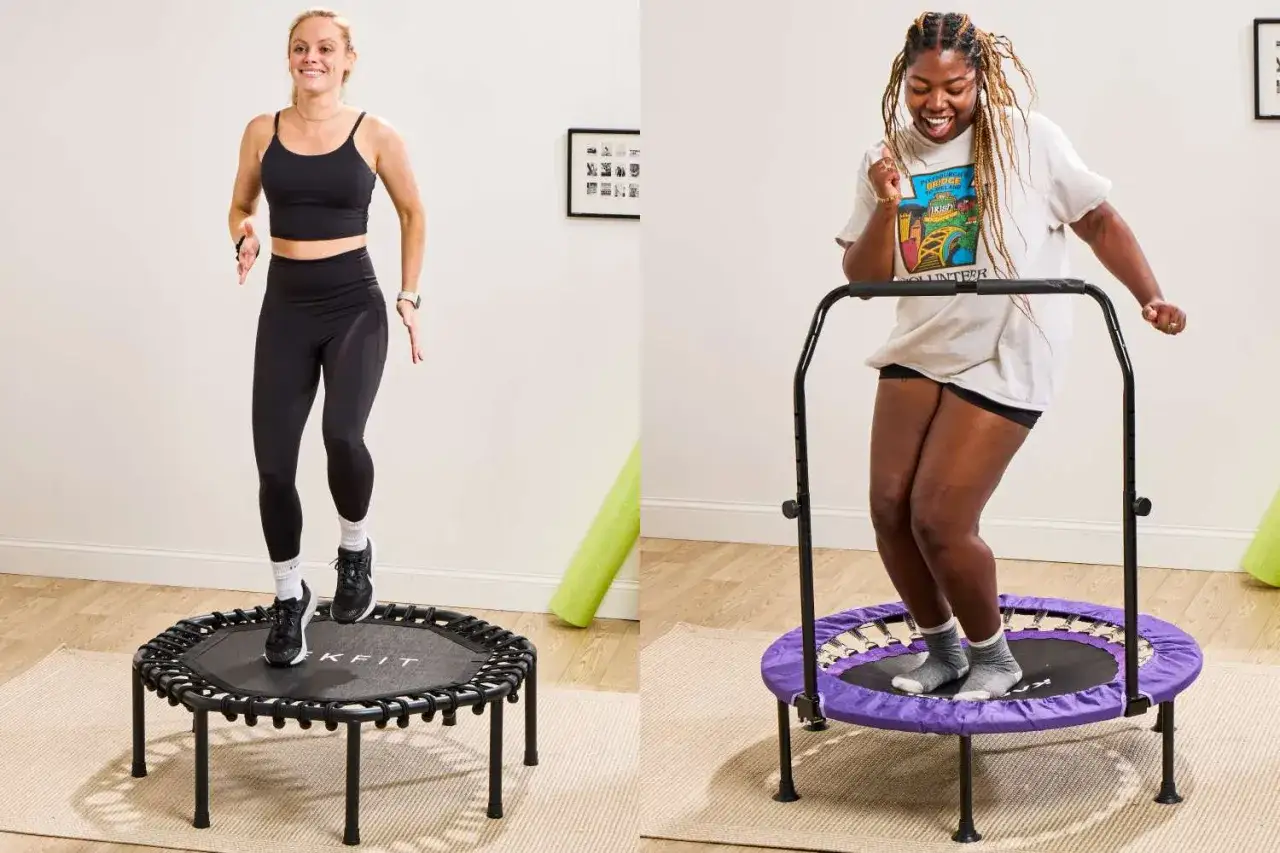 Zwei Frauen trainieren auf Mini-Trampolinen. Ein effektives Training f&uuml;r den **Trampolin Kalorienverbrauch**.