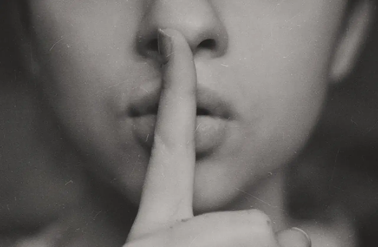 Un dedo sobre los labios, un gesto que evoca indirectas frases de silencio que dicen mucho.