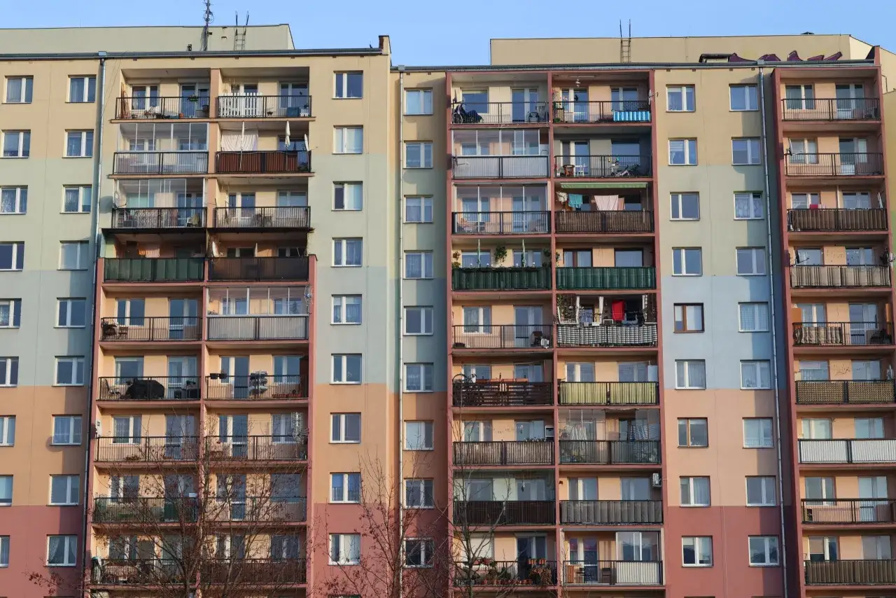 Wielopiętrowy blok mieszkalny z balkonami. Zastanawiasz się, ile wynosi kaucja za mieszkanie komunalne?