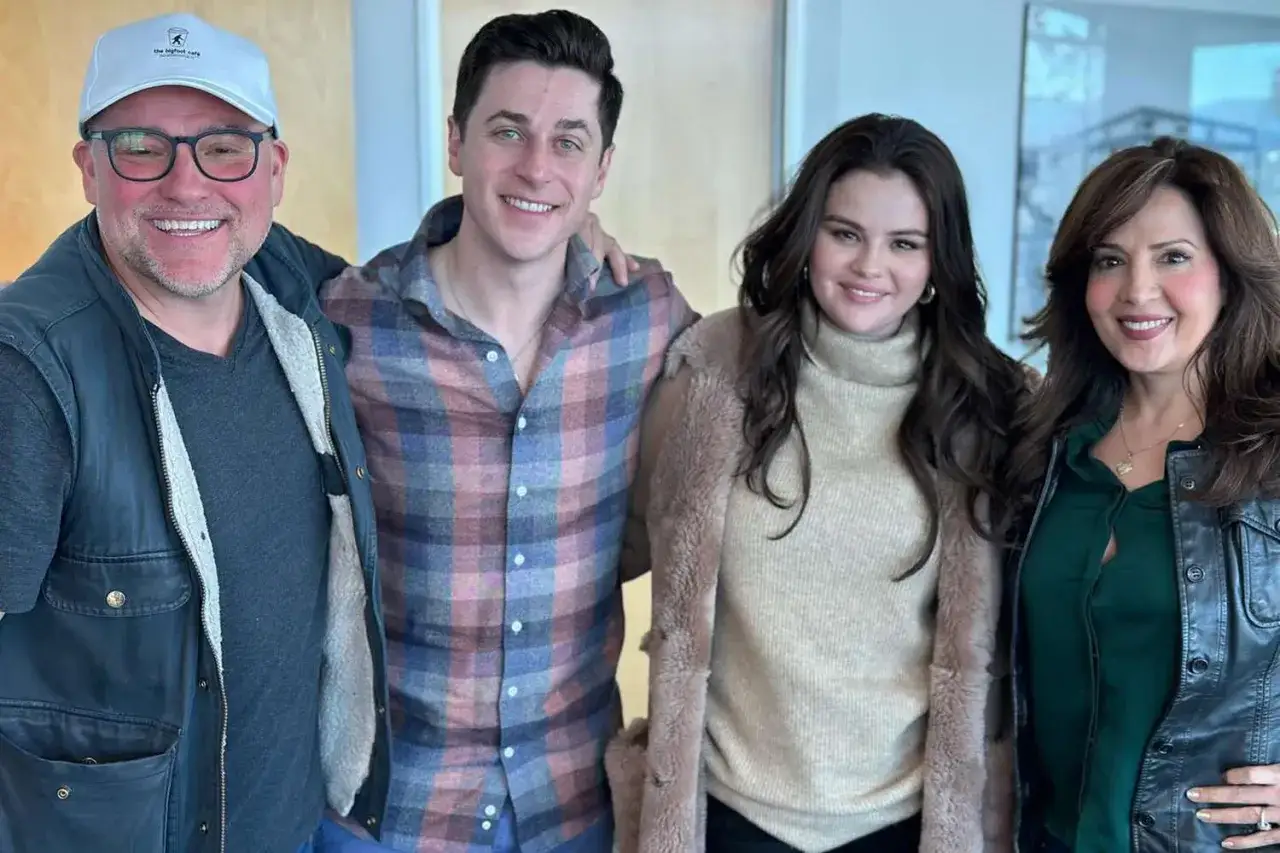 Gwiazdy Czarodziej&oacute;w z Waverly Place, w tym Selena Gomez, David Henrie i Jennifer Stone, spotykają się w 2024 roku, wywołując nostalgię fan&oacute;w.