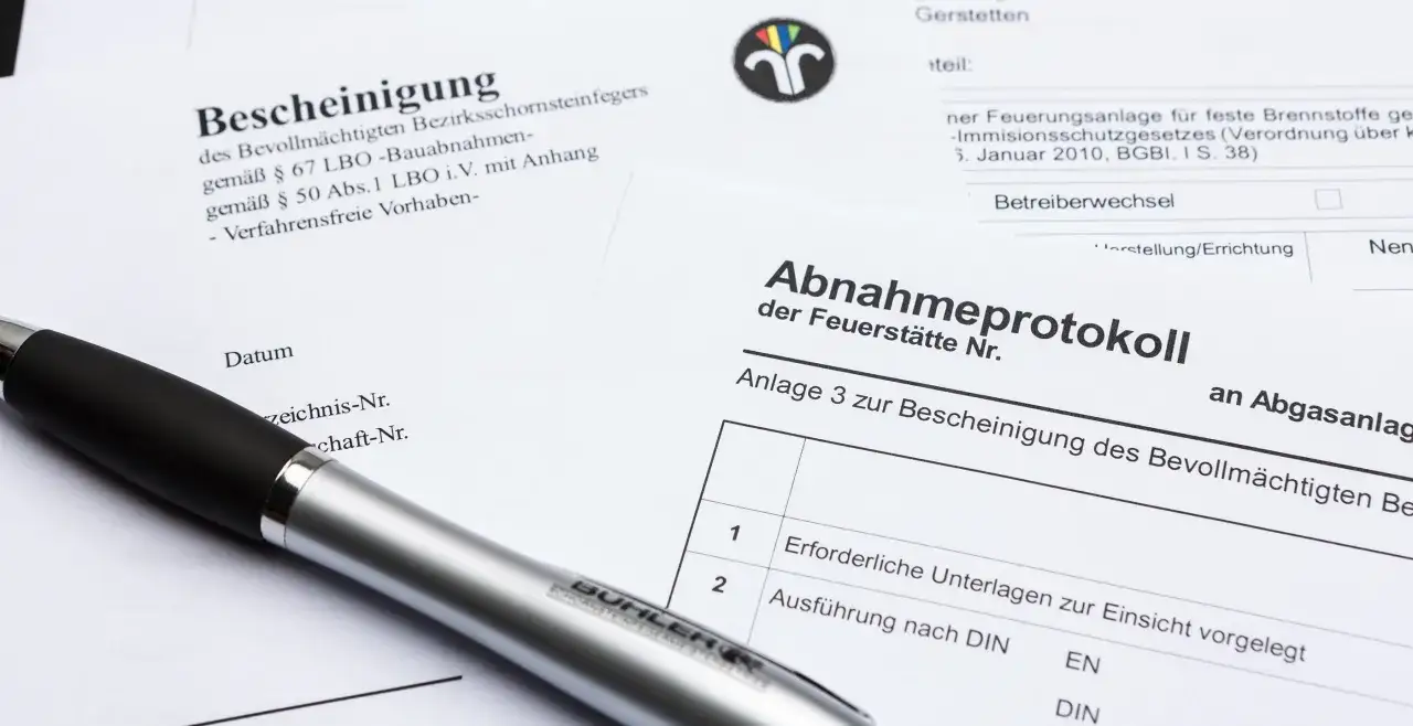 Abnahmeprotokoll f&uuml;r Kaminofen: Erforderliche Unterlagen zur Einsicht vorgelegt, Ausf&uuml;hrung nach DIN EN.