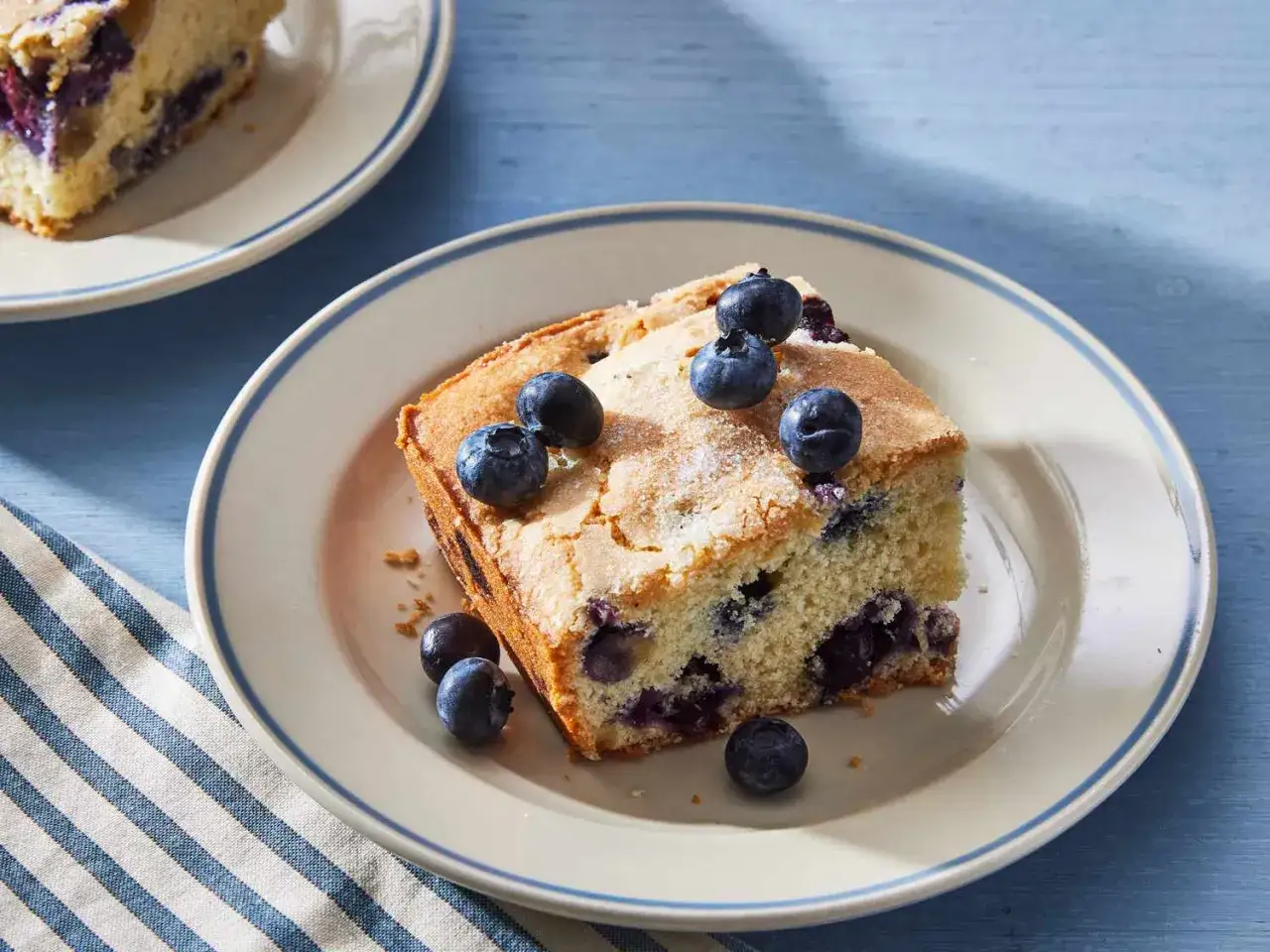 Ein Stück saftiger Blaubeerkuchen, perfekt für Diabetiker. Frische Blaubeeren zieren diesen köstlichen diabetiker kuchen.