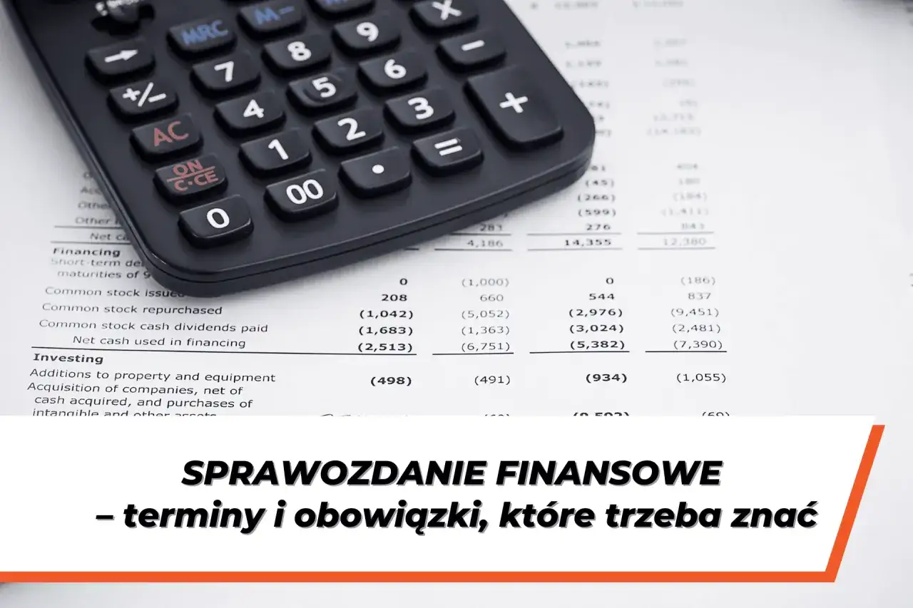 Kalkulator i arkusz z danymi finansowymi. Sprawozdanie finansowe to klucz do zrozumienia kondycji firmy.