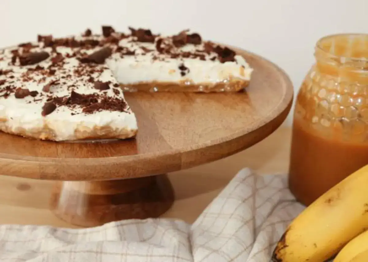 Deliciosa tarta banoffee con crema, pl&aacute;tano y virutas de chocolate, lista para disfrutar.