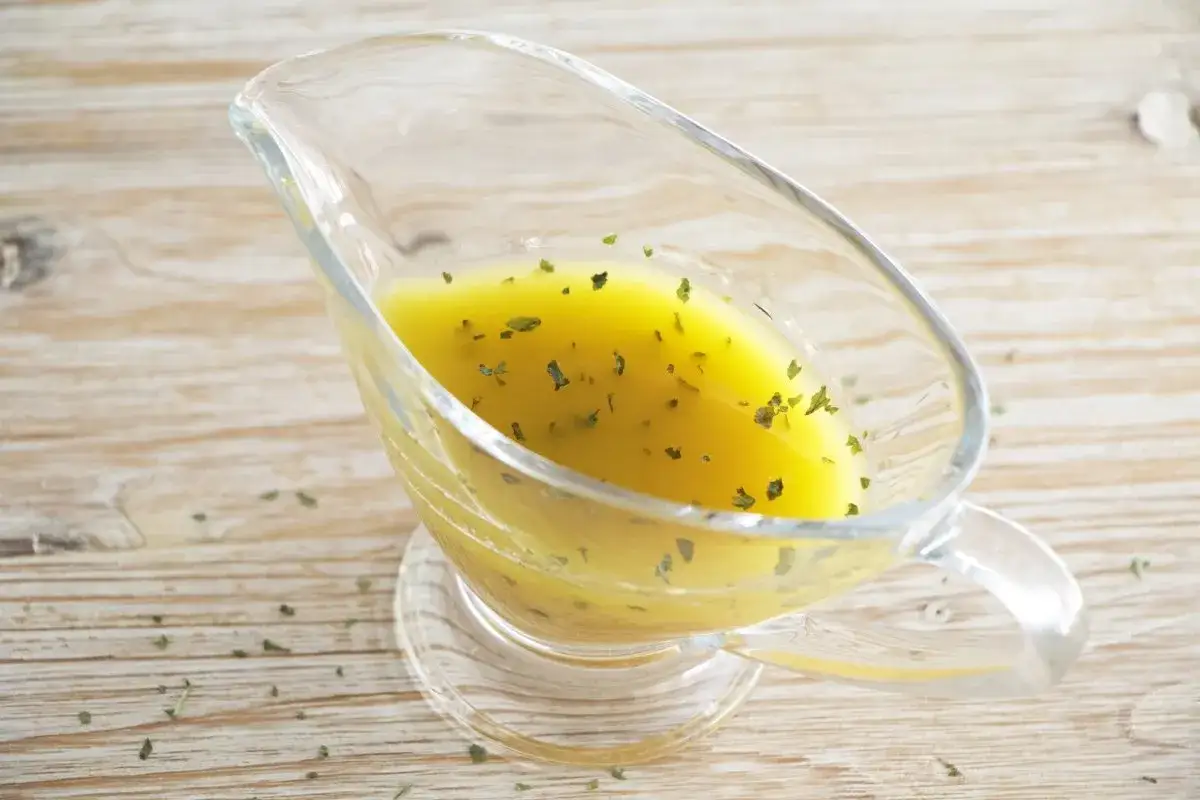 Vinagreta casera en una salsera de cristal, lista para aderezar tu ensalada. Una receta fácil y deliciosa.