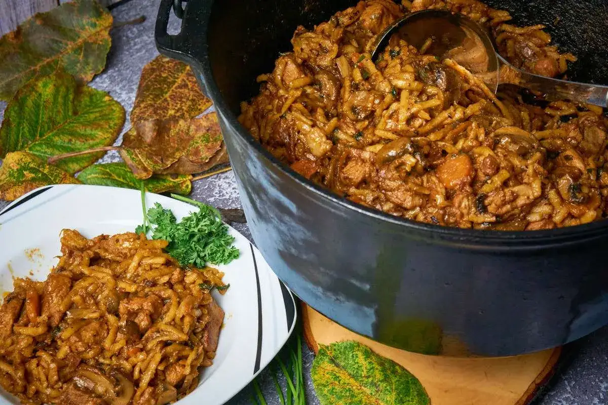 Herzhaftes Gericht aus dem Dutch Oven, perfekt für Kinder. Ein leckeres Dutch Oven Rezept, das Groß und Klein schmeckt.