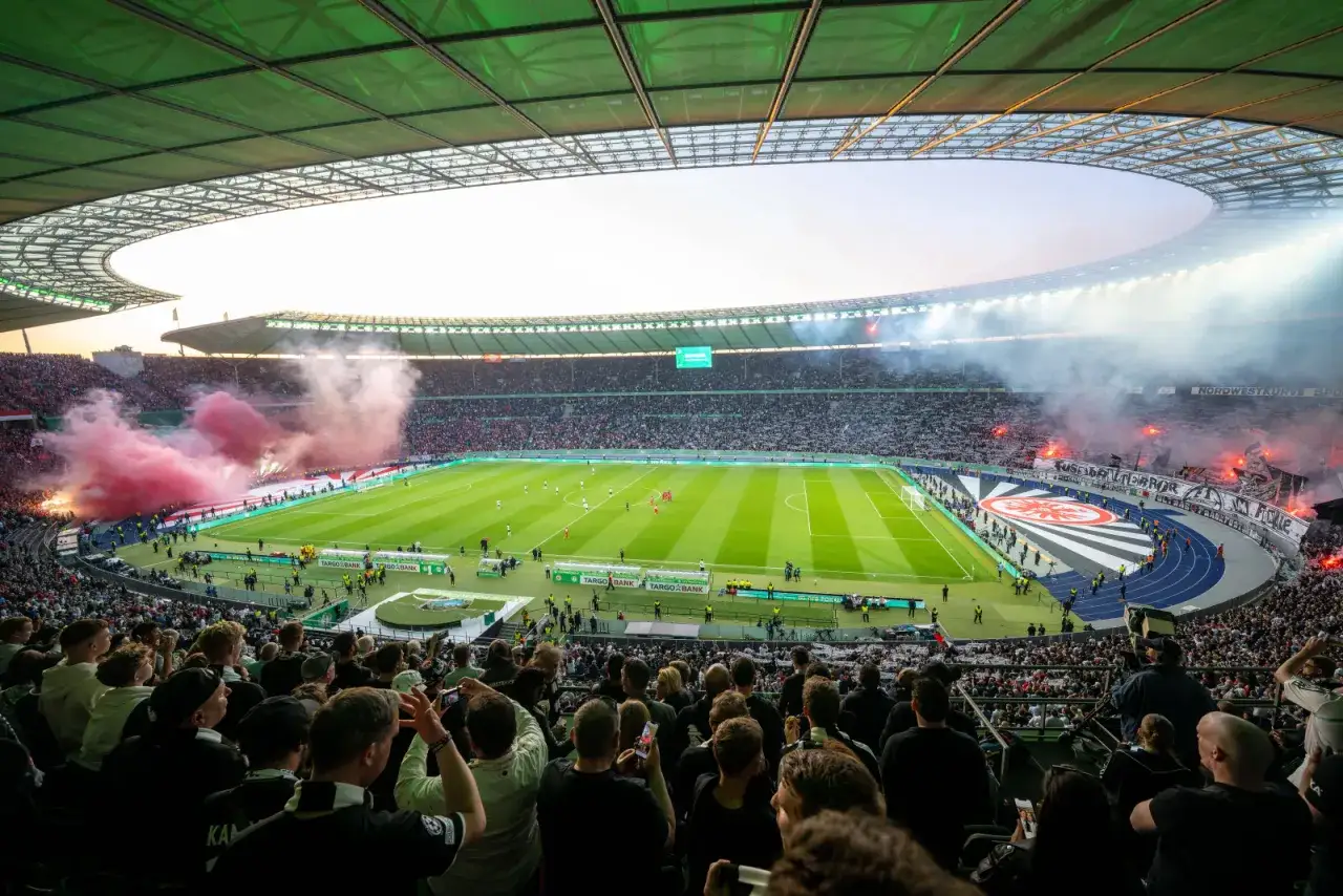 Stimmungsvolles Pokalfinale in Berlin: Rauchschwaden und Fahnen im Stadion.