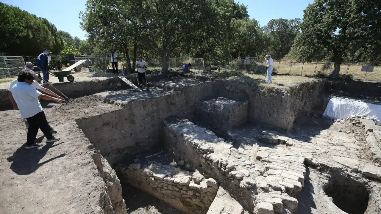 Archeolodzy odkrywają ruiny, które mogą być związane z wojną trojańską. Prace wykopaliskowe odsłaniają starożytne mury i brukowane ścieżki.