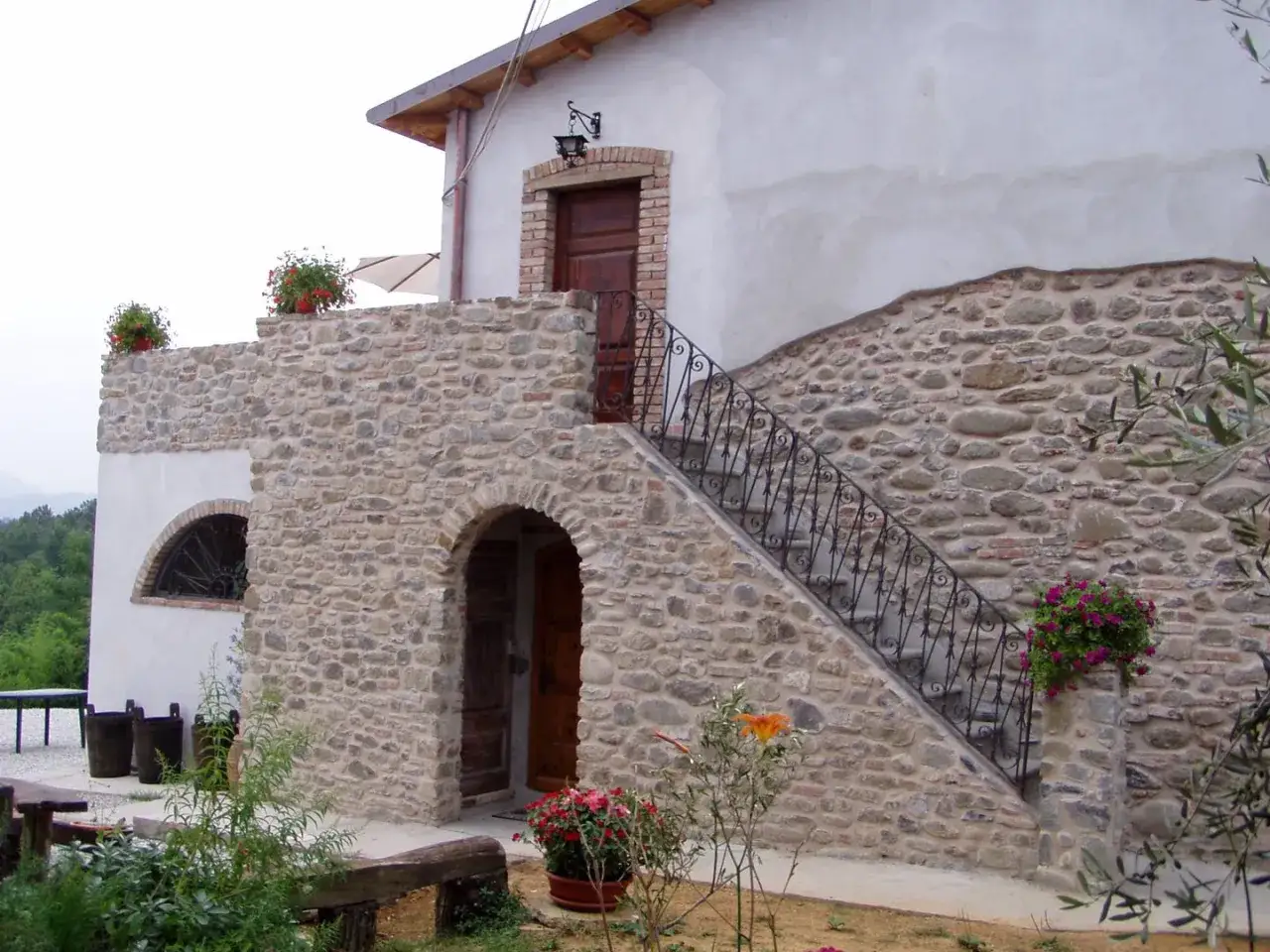 Scale esterne in muratura con ringhiera in ferro battuto, un'idea di design rustico e affascinante per la tua casa.