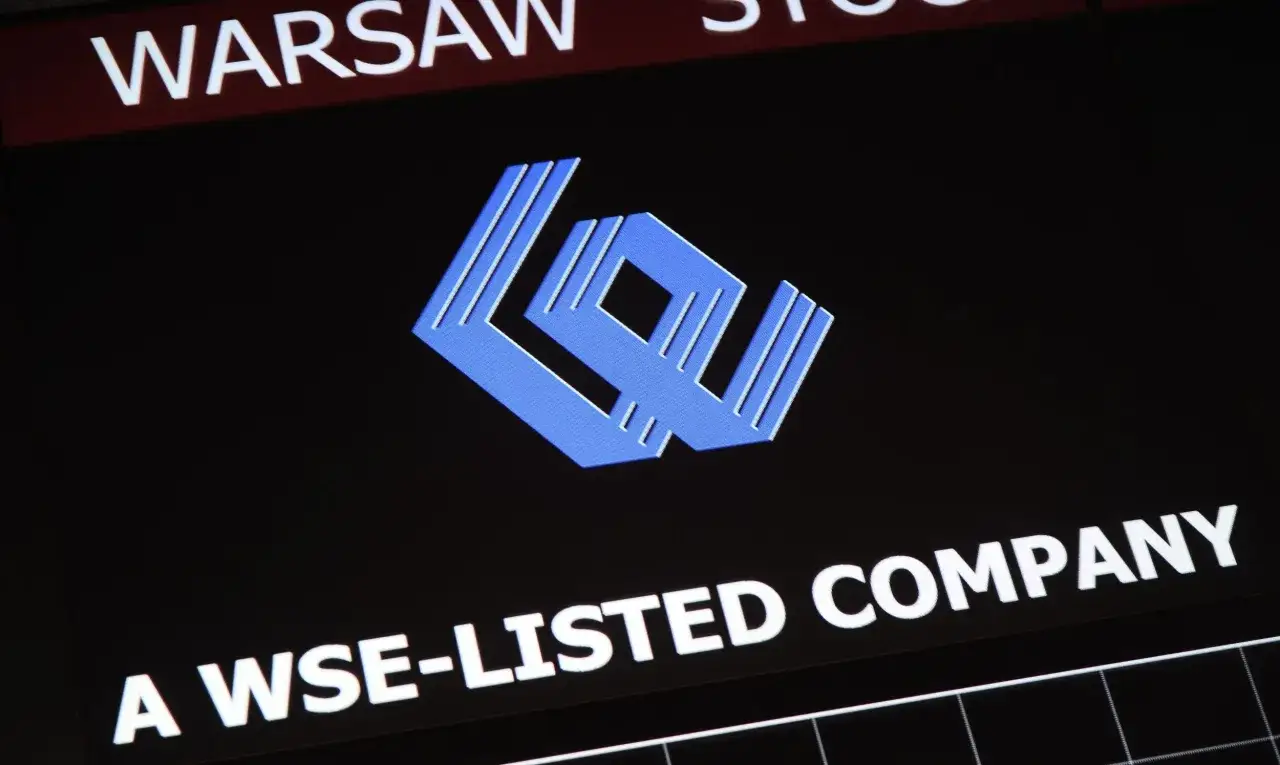 Warszawski parkiet, logo sp&oacute;łki z GPW. Inwestorzy liczą na dywidendy 2024.