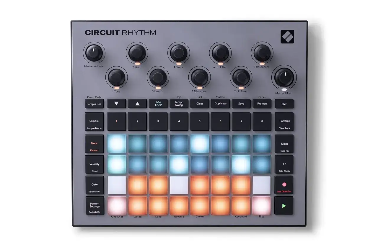 Novation Circuit Rhythm &ndash; sampler i sekwencer z podświetlanymi padami i pokrętłami do tworzenia muzyki.