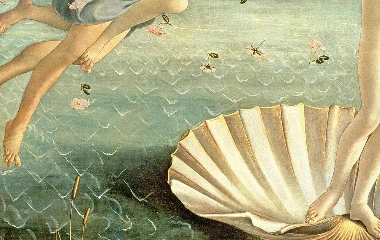 Dettaglio della Venere del Botticelli: gambe e piedi emergono da una conchiglia su un mare stilizzato, con fiori rosa che fluttuano.